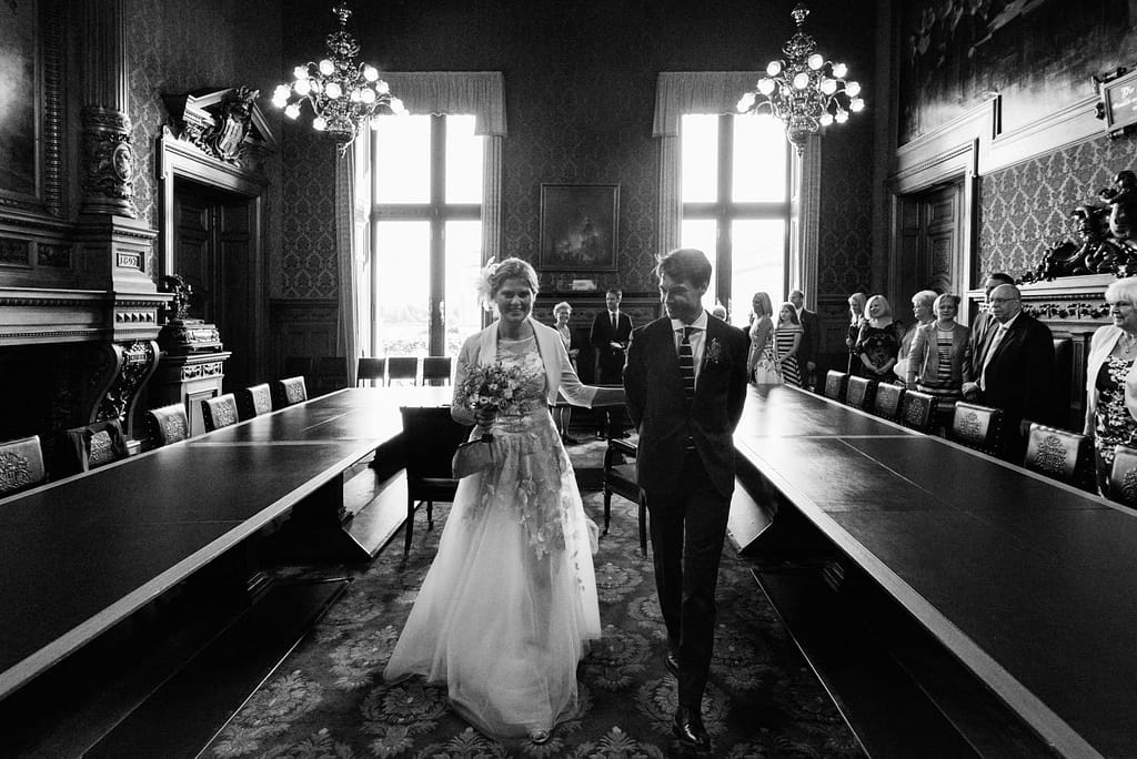 Das glückliche Hochzeitspaar verläßt den prunkvollen Phönixsaal im Hamburger Rathaus nach der Trauung beim Hochzeitsfotograf Hamburg