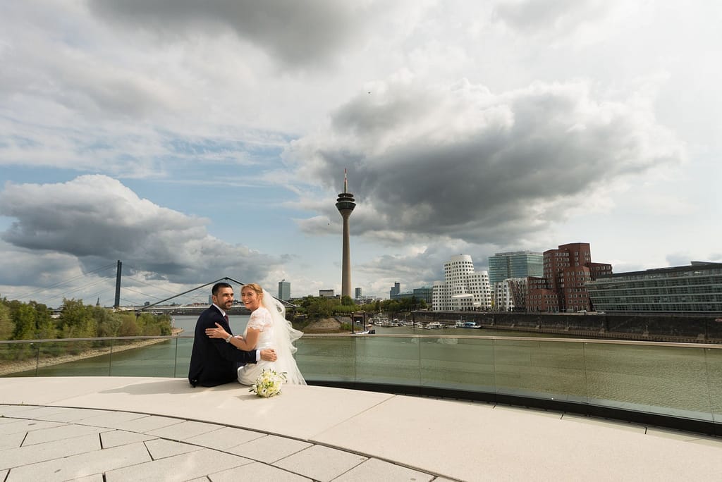 Brautpaarfotos am Pebbles im Medienhafen Düsseldorf