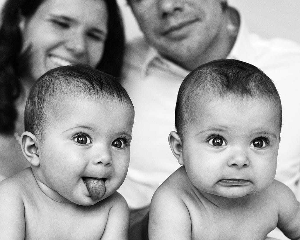 Ein Baby streckt die Zunge raus, close-up von Zwillingen und ihren Gesichtern beim Baby Fotoshooting in Hamburg Neustadt