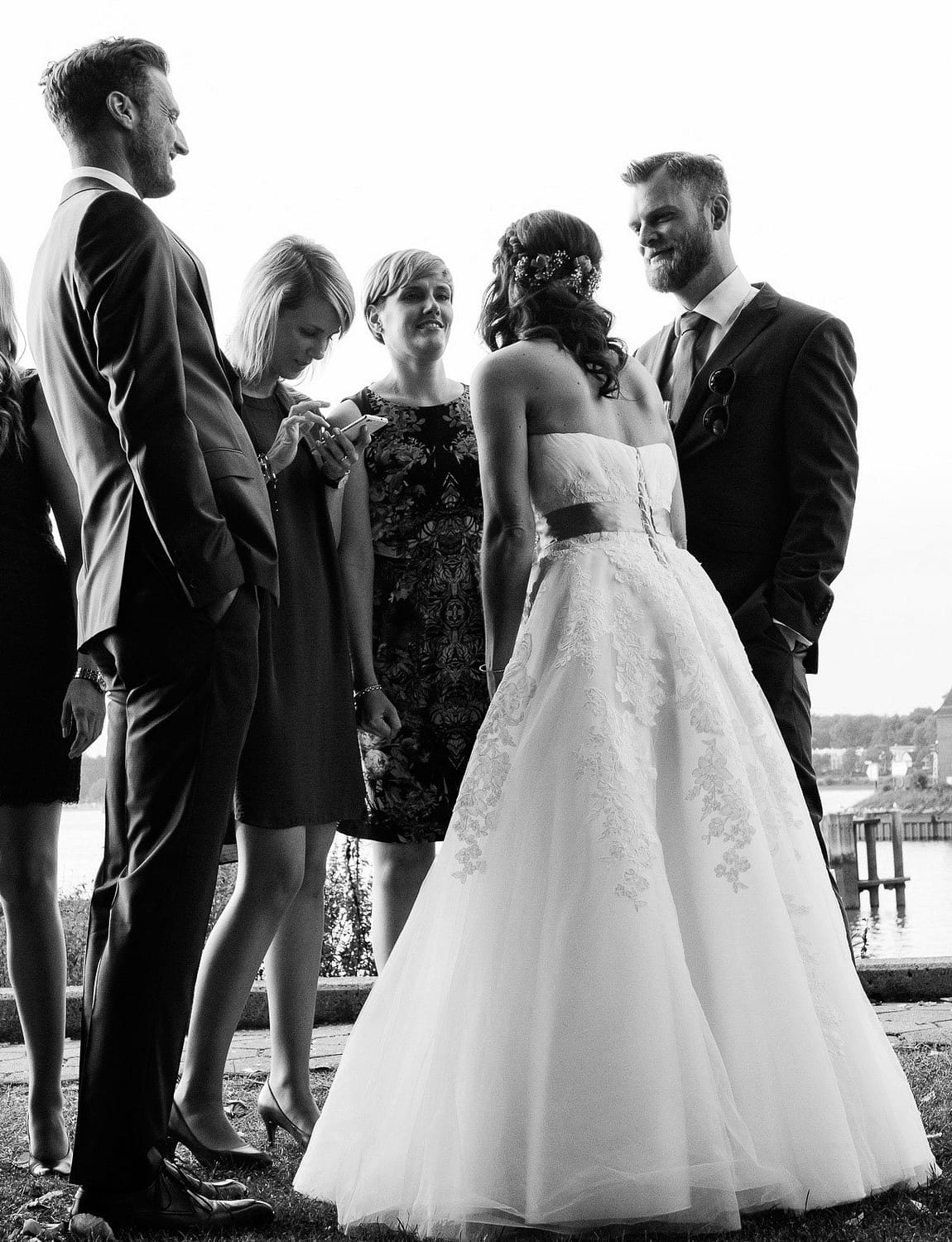 Die Braut mit ihren Hochzeitsgästen an der Villa im Jachthafen mit Hochzeitsfotografie Hamburg