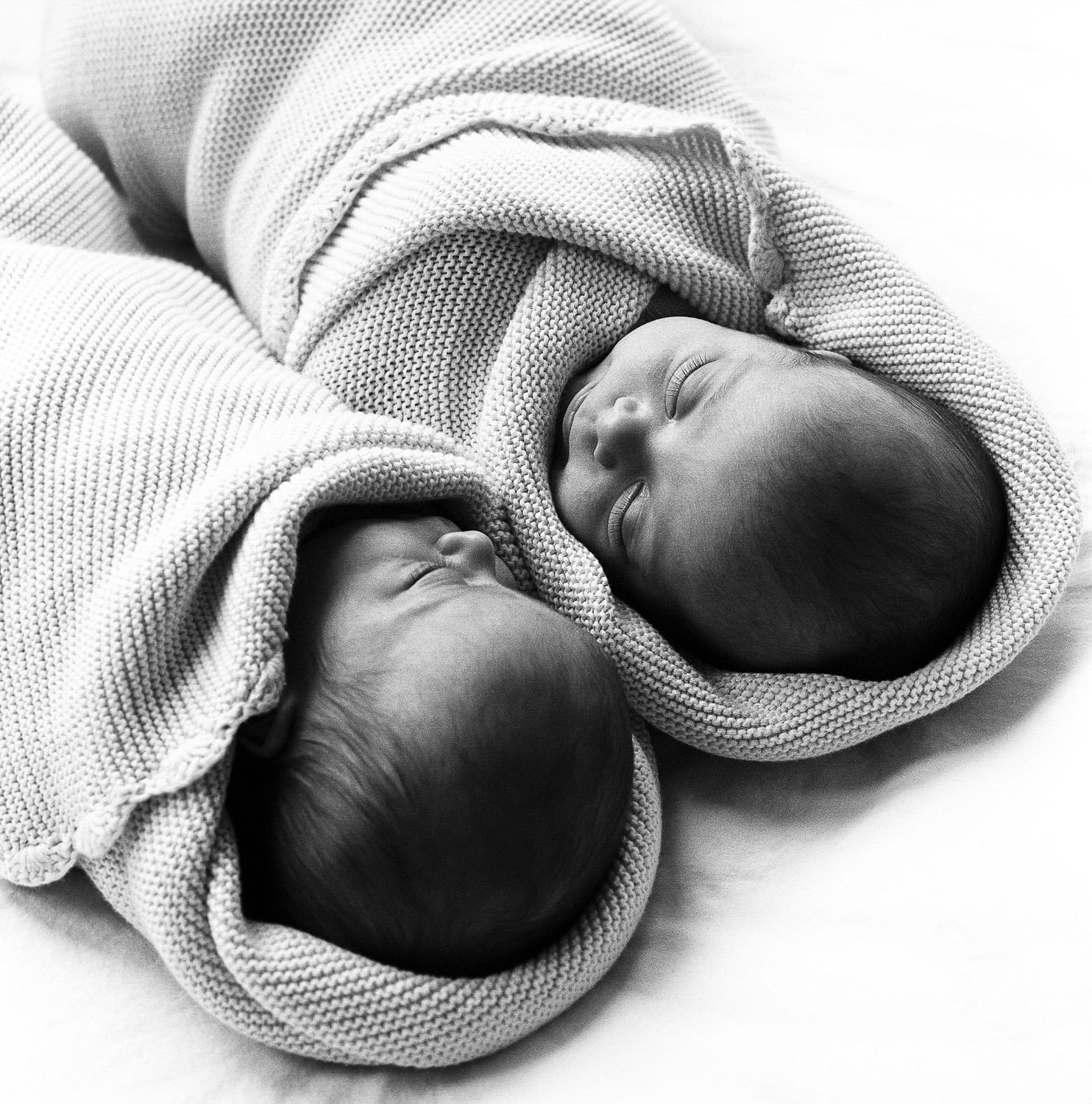 Zwillingsbabys nebeneinander in Babydecken gepuckt beim Baby Fotoshooting in Hamburg Neustadt