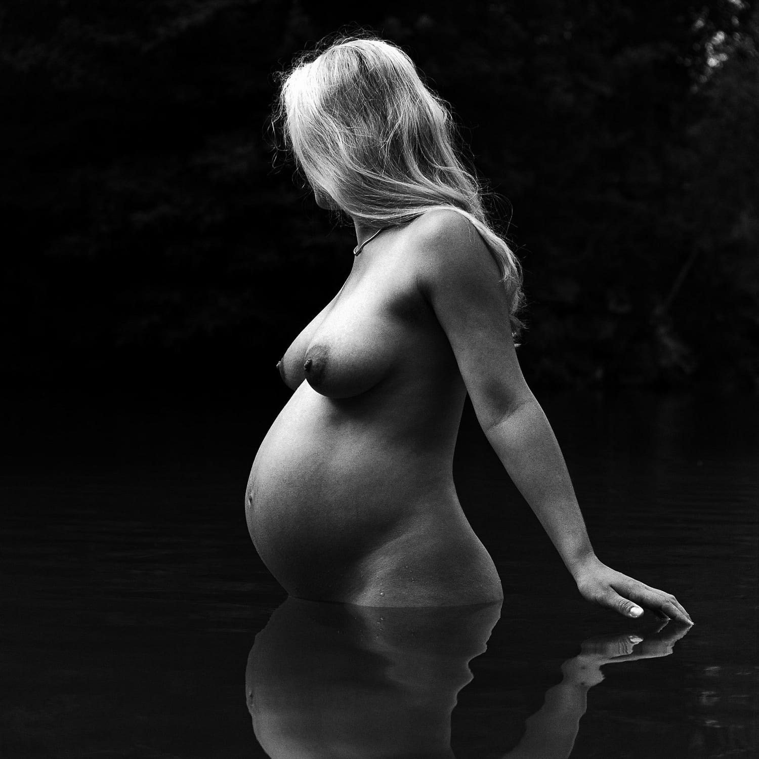 Kontur einer Schwangeren im See stehend beim Babybauch Shooting in Hamburg in der Natur