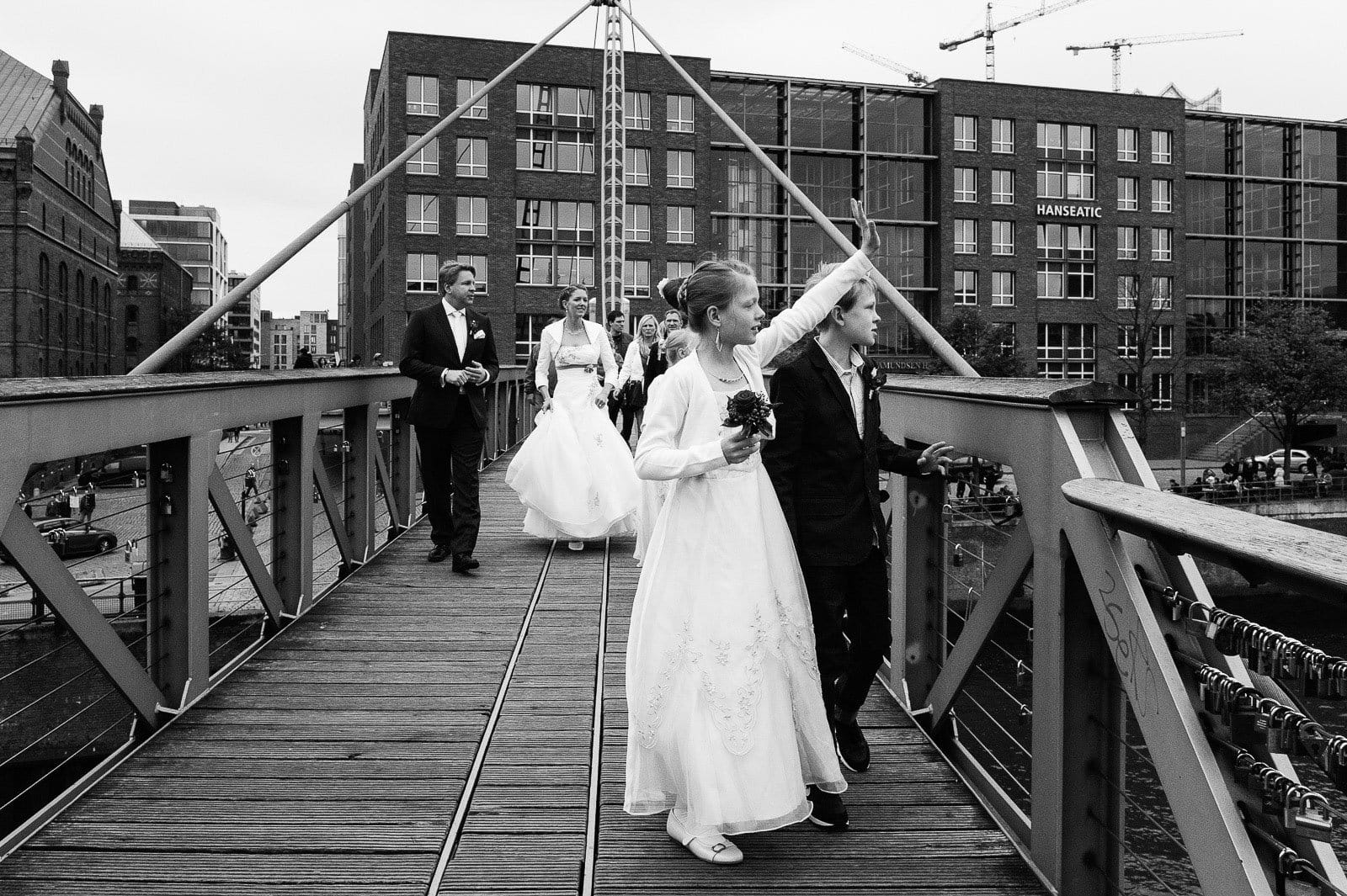 Die Hochzeitsfamilie auf dem Weg von der Speicherstadt zur Flußschifferkirche im Binnenhafen. Die Hochzeitsbilder vom Hochzeitsfotograf Hamburg