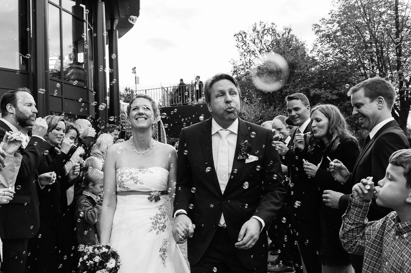 Am Kai 10 wird das Hochzeitspaar mit einem Meer aus Seifenblasen von den Hochzeitsgästen begrüßt. Die Hochzeitsbilder vom Hochzeitsfotograf Hamburg