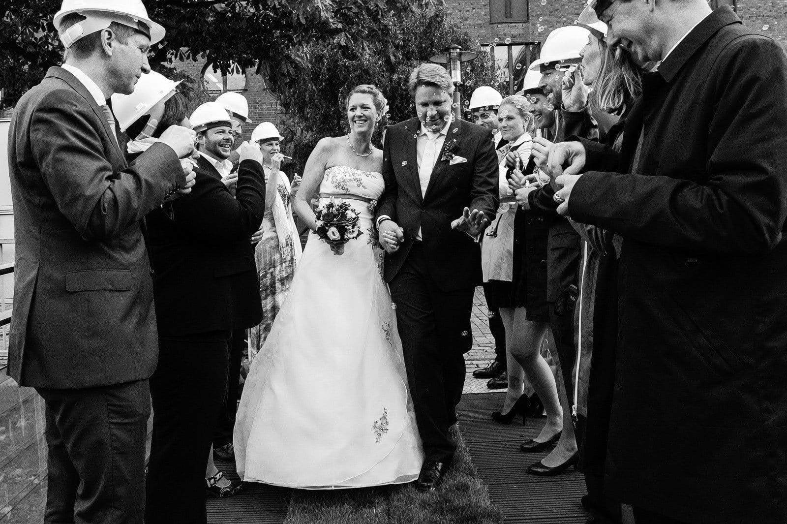 Das Hochzeitspaar wird von seinen Hochzeitsgästen am Restaurant Kai 10 in Hammerbrook begrüßt. Die Hochzeitsbilder vom Hochzeitsfotograf Hamburg