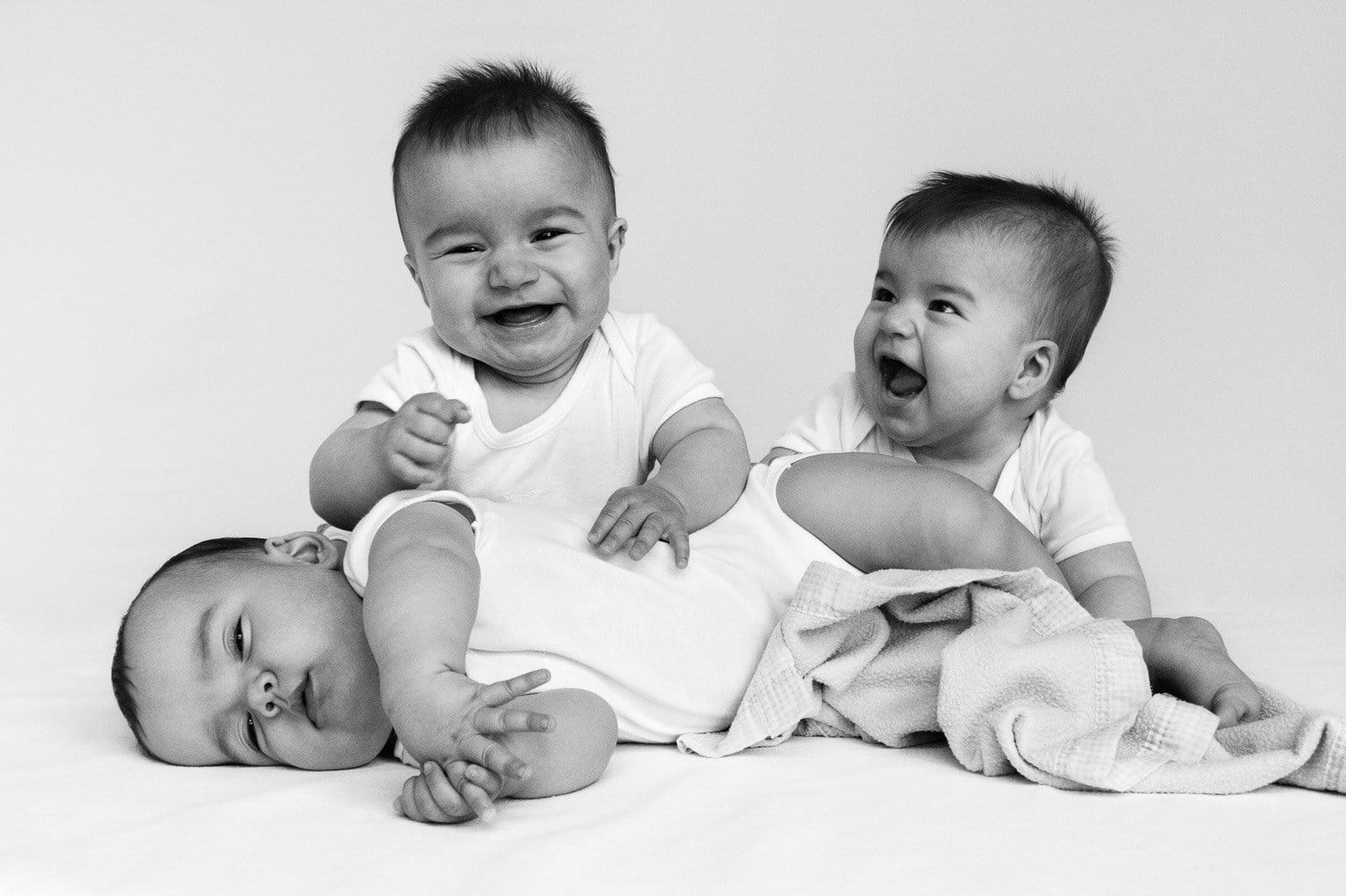 Drillinge gemeinsam auf dem Bauch liegend beim Baby Fotoshooting in Hamburg Eimsbüttel