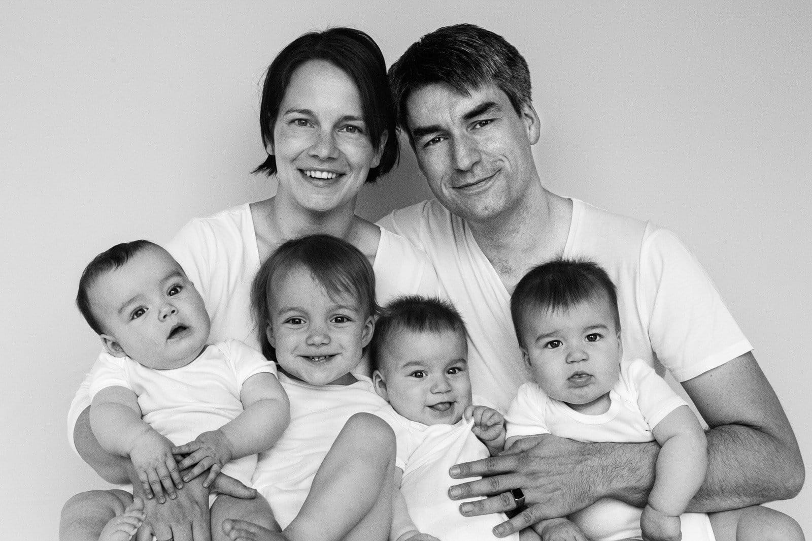 Familie mit Drillingen beim Baby Fotoshooting in Hamburg Eimsbüttel