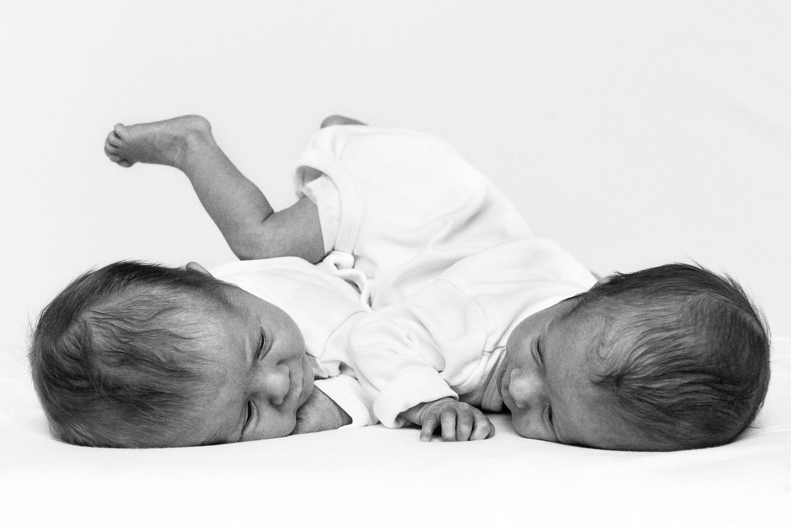Zwillinge auf dem Bauch liegend beim Baby Fotoshooting in Hamburg Barmbek
