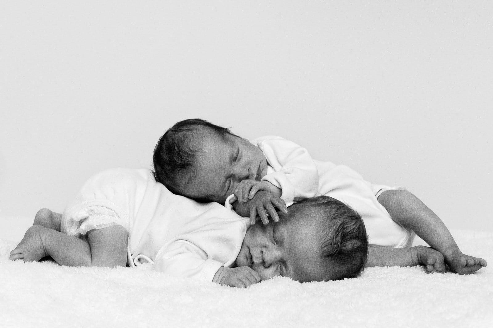 Schlafende Zwillinge auf dem Schafsfell beim Baby Fotoshooting in Hamburg Barmbek