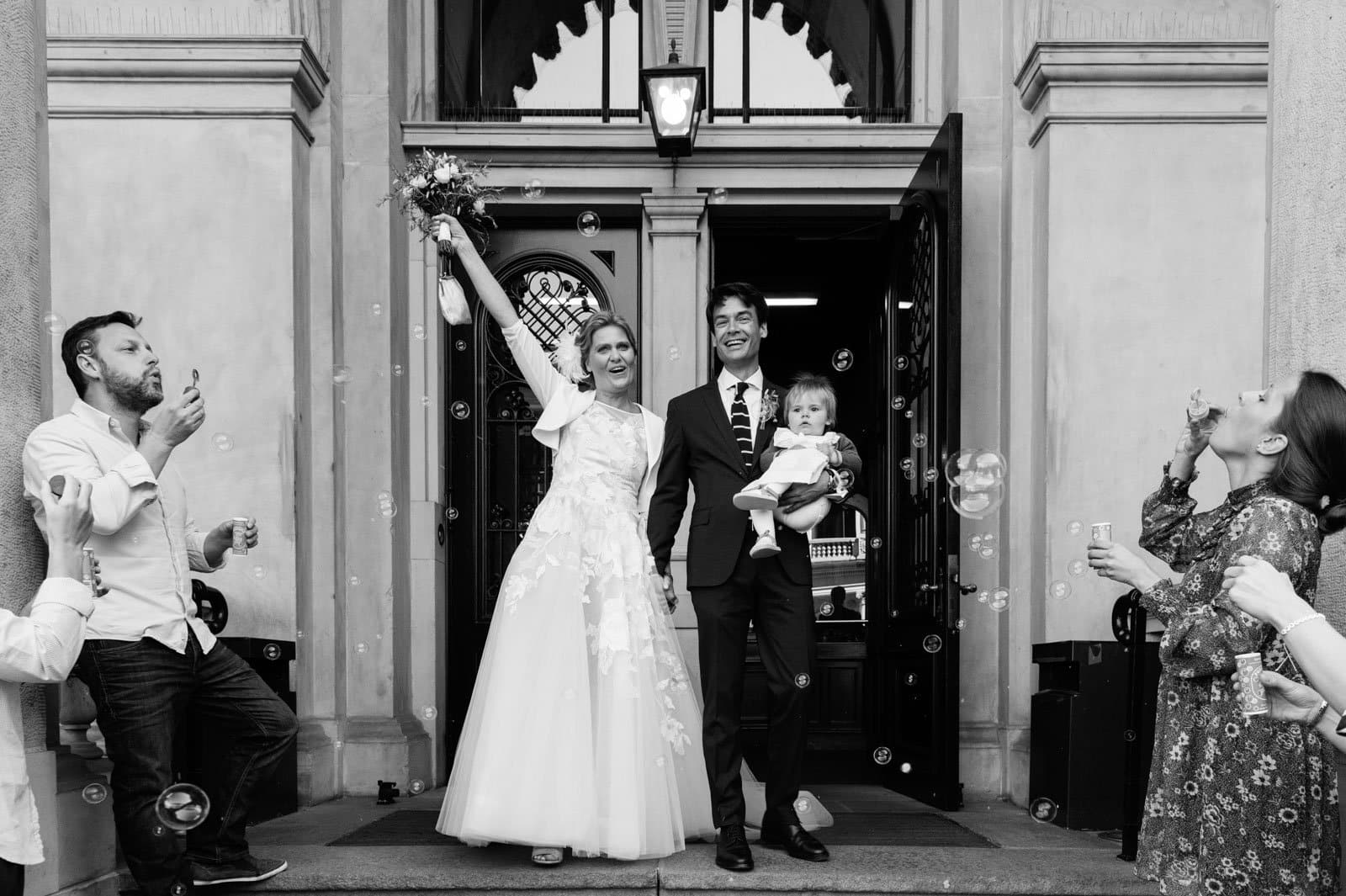 Gratulationen und jede Menge Seifenblasen von den Hochzeitsgästen nach der Trauung im Phönixsaal im Hamburger Rathaus beim Hochzeitsfotograf Hamburg