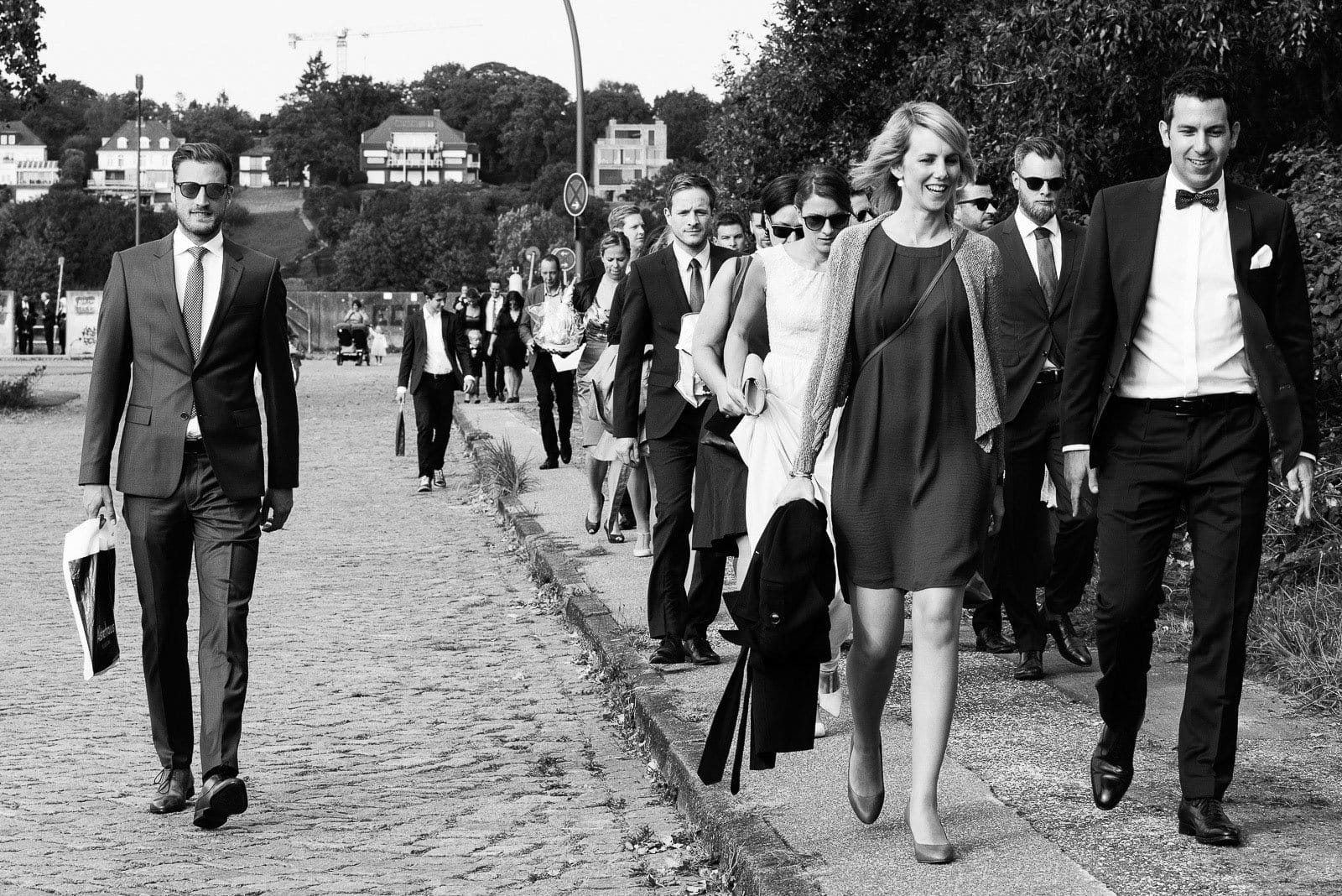 Die Hochzeitsgäste auf dem Weg vom Bubendeyufer zur Villa am Jachthafen bei Hohzeitsfotografie Hamburg