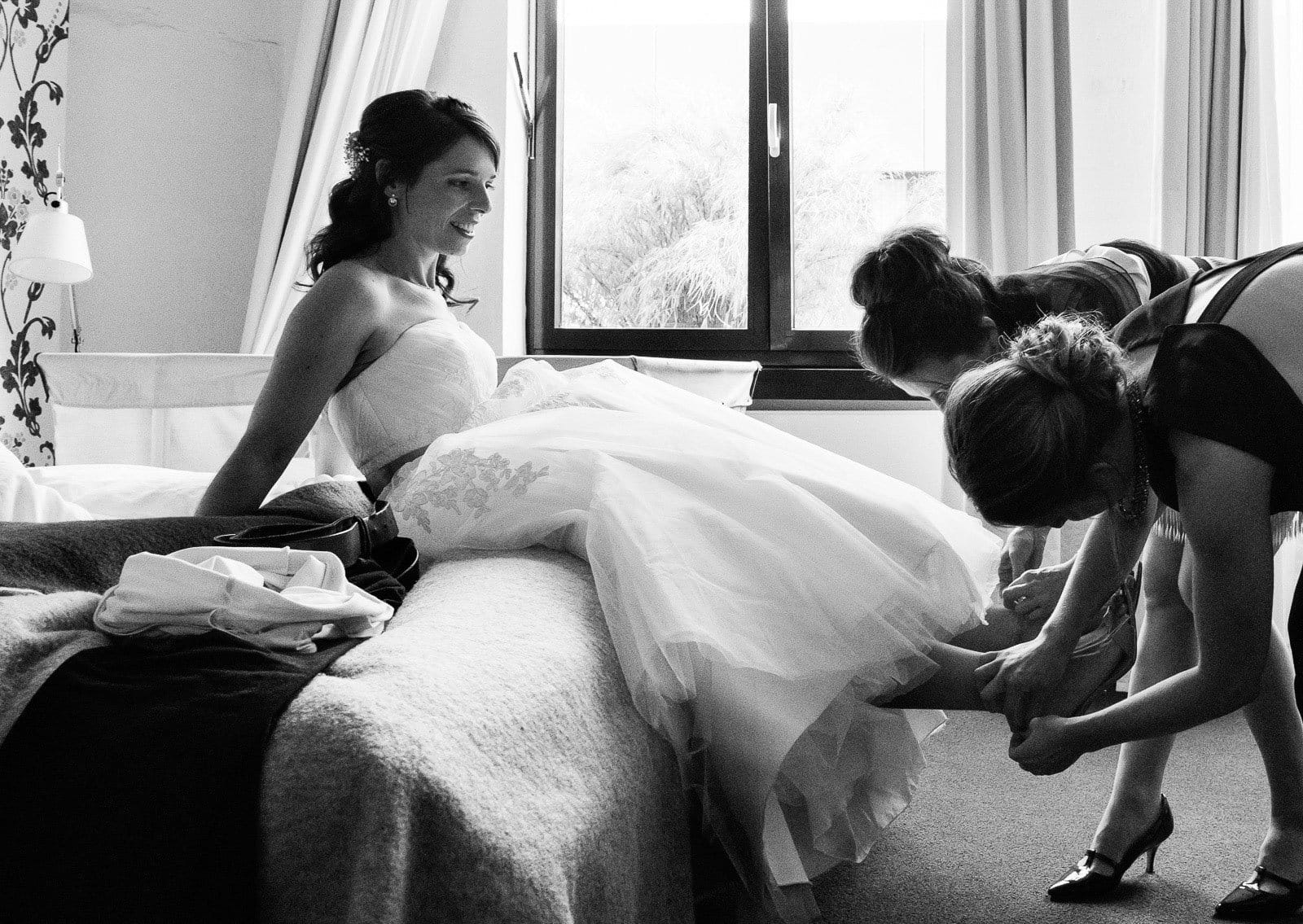 Die Trauzeugin hilft der Braut beim Einkleiden im 25hours Hotel in Bahrenfeld bei Hochzeitsfotografie Hamburg