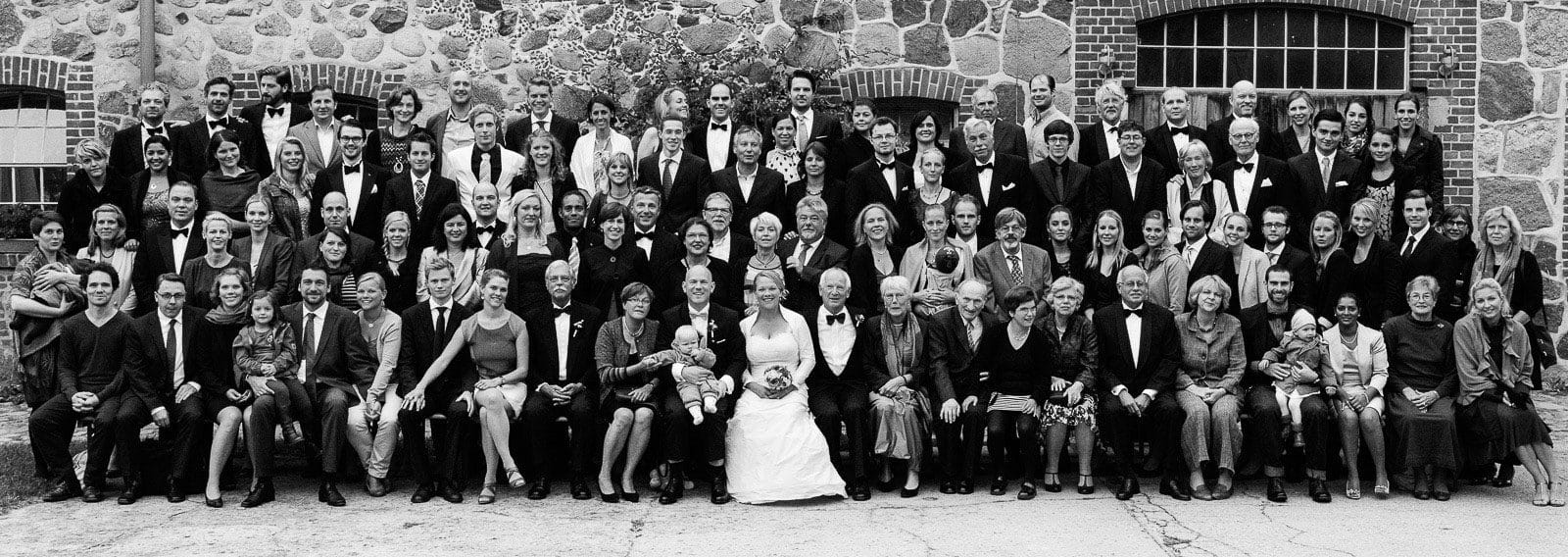 Gruppenfoto der Hochzeitsgesellschaft am Gutshof Woldzegarten in Mecklenburg Vorpommern beim Hochzeitsfotograf Landhochzeit Hamburg