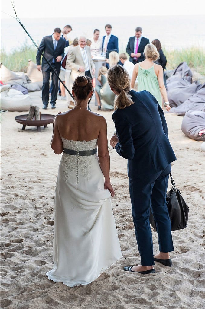 Die Hochzeitsfeier am Strandlokal vom Schloß Weissenhaus Grand Village Resort am Ostseestrand beim Hochzeitsfotograf Hamburg