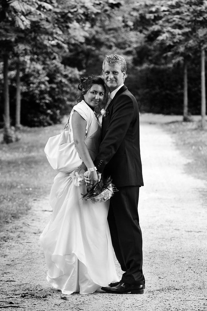 Hochzeitspaar hält sich eng umschlungen beim Schlendern durch den Stadtpark in Hamburg Winterhude bei den Brautpaarfotos beim Hochzeitsfotograf Hamburg
