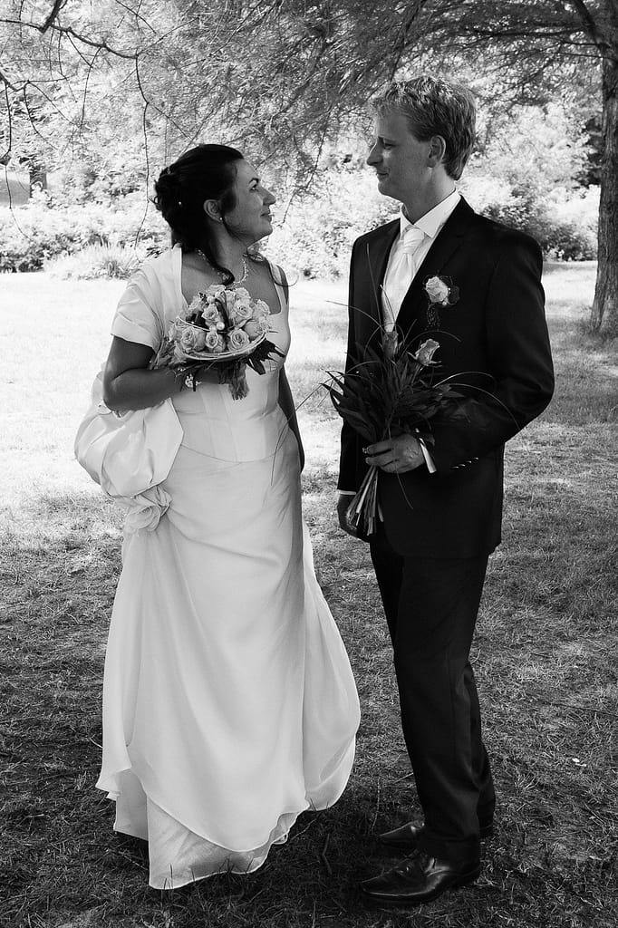 Braut und Bräutigam auf der Liebesinsel im Hamburger Stadtpark bei den Brautpaarfotos beim Hochzeitsfotograf Hamburg