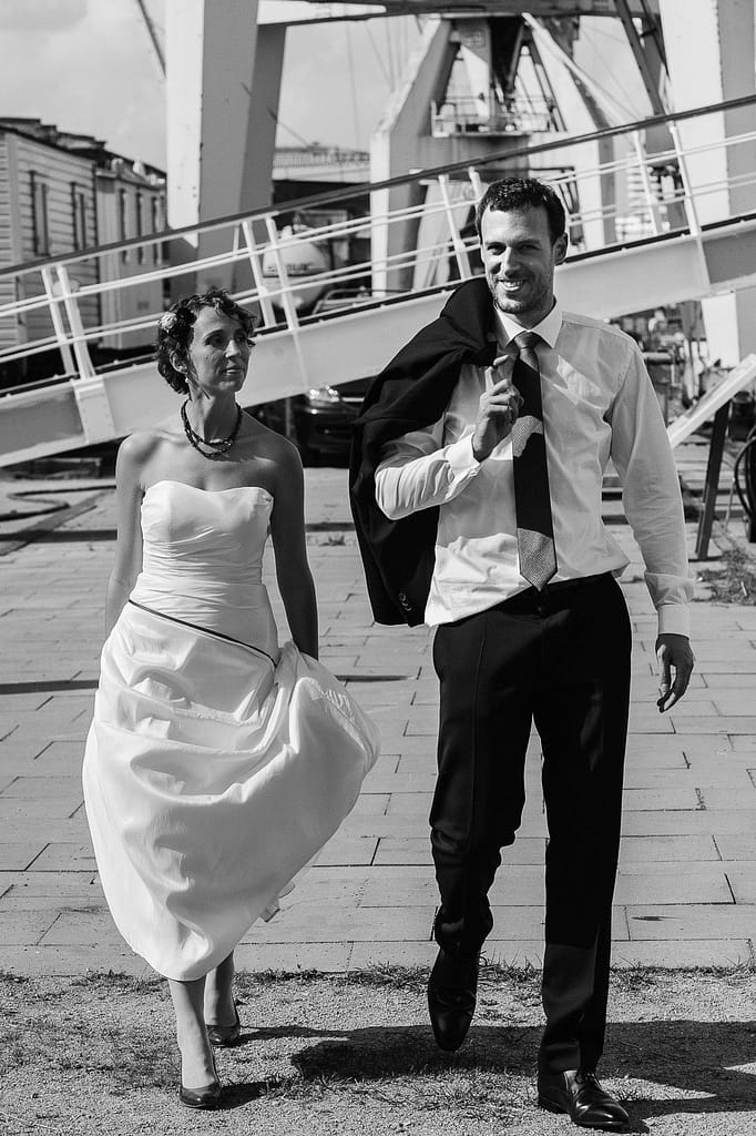 Hochzeitspaar schlendert über die Kaianlagen am Australiakai im Hamburger Hafen beim Hochzeitsshooting mit dem Hochzeitsfotograf Hamburg