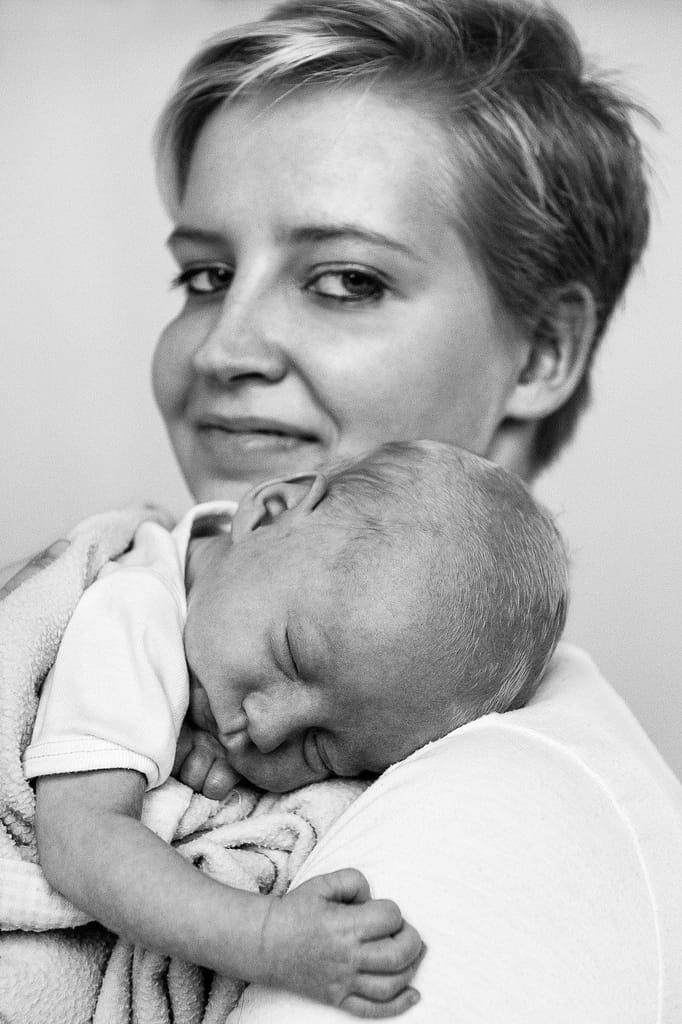 Mama mit Baby auf der Schulter beim Babyfotograf in Hamburg Harburg
