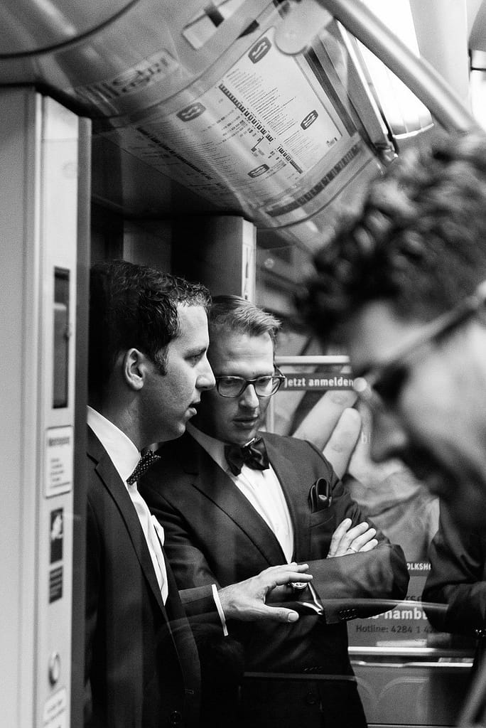 Bräutigam mit seinen Gästen in der S-Bahn bei Hochzeitsfotografie Hamburg