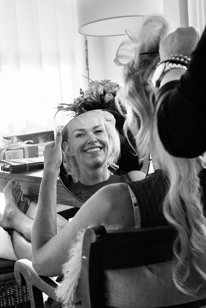 Die Hairstylistin bei der Arbeit an der Hochzeitsfrisur am Morgen des schönsten Tag im Leben beim Hochzeitsfotograf Hamburg