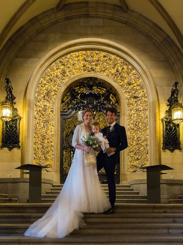 Das Hochzeitspaar posiert auf den Treppen der prunkvollen Empfangshalle vor der Trauung im Phönixsaal vom Hamburger Rathaus beim Hochzeitsfotograf Hamburg