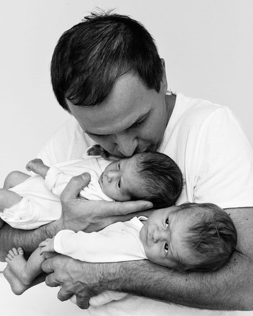 Vater hält beide Zwillinge im Arm beim Baby Fotoshooting in Hamburg Barmbek