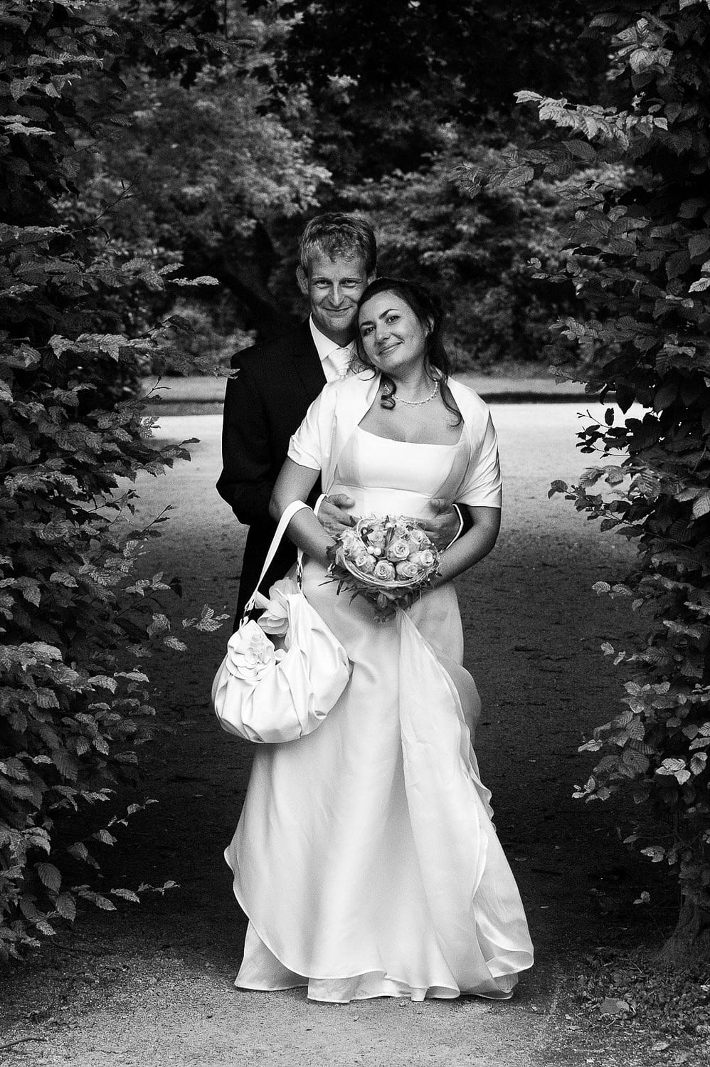 Hochzeitspaar im Adam und Eva Heckengarten im Hamburger Stadtpark in Winterhude bei den Brautpaarfotos beim Hochzeitsfotograf Hamburg