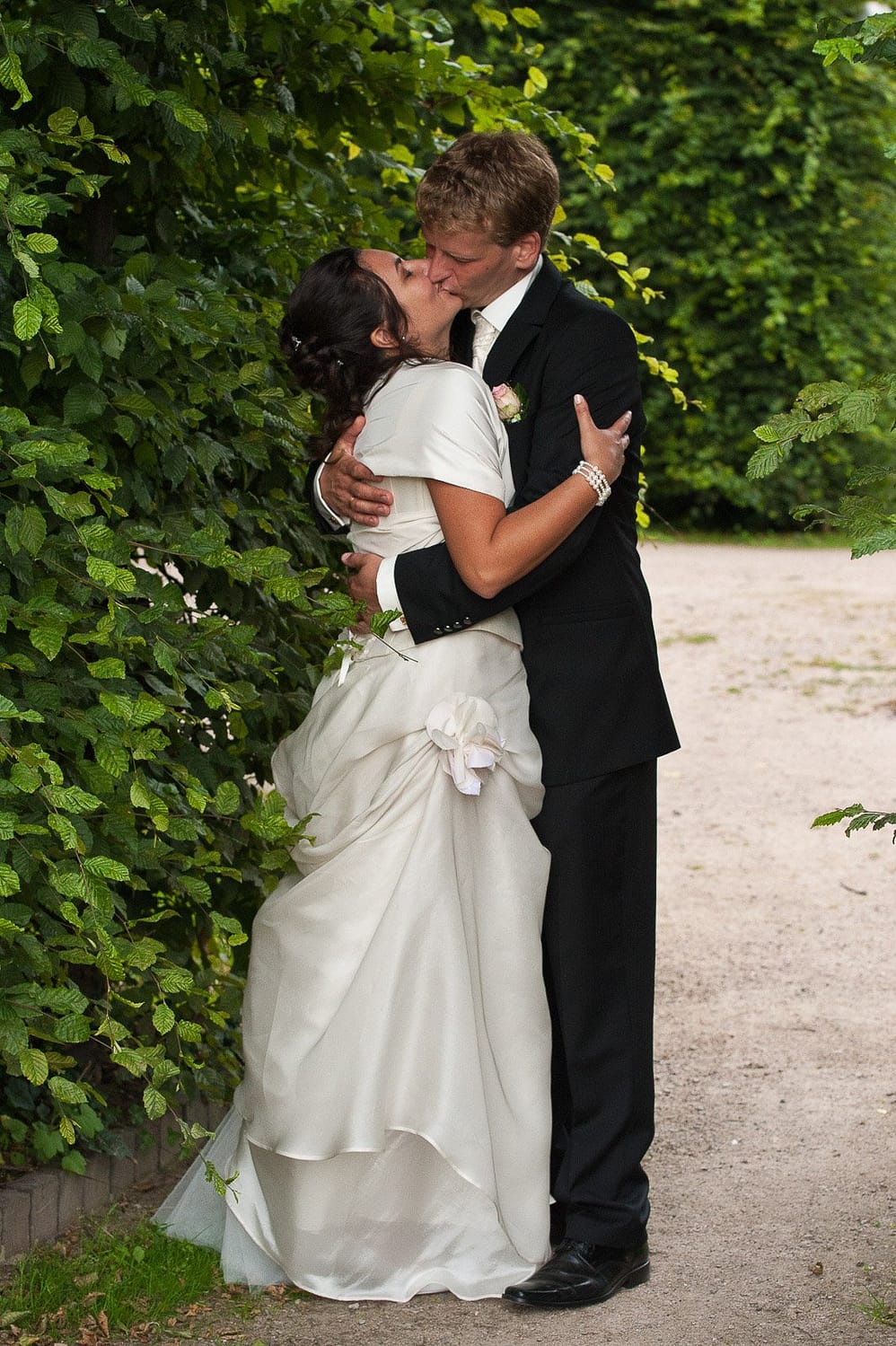 Hochzeitskuß im Adam und Eva Heckengarten im Hamburger Stadtpark in Winterhude bei den Brautpaarfotos beim Hochzeitsfotograf Hamburg