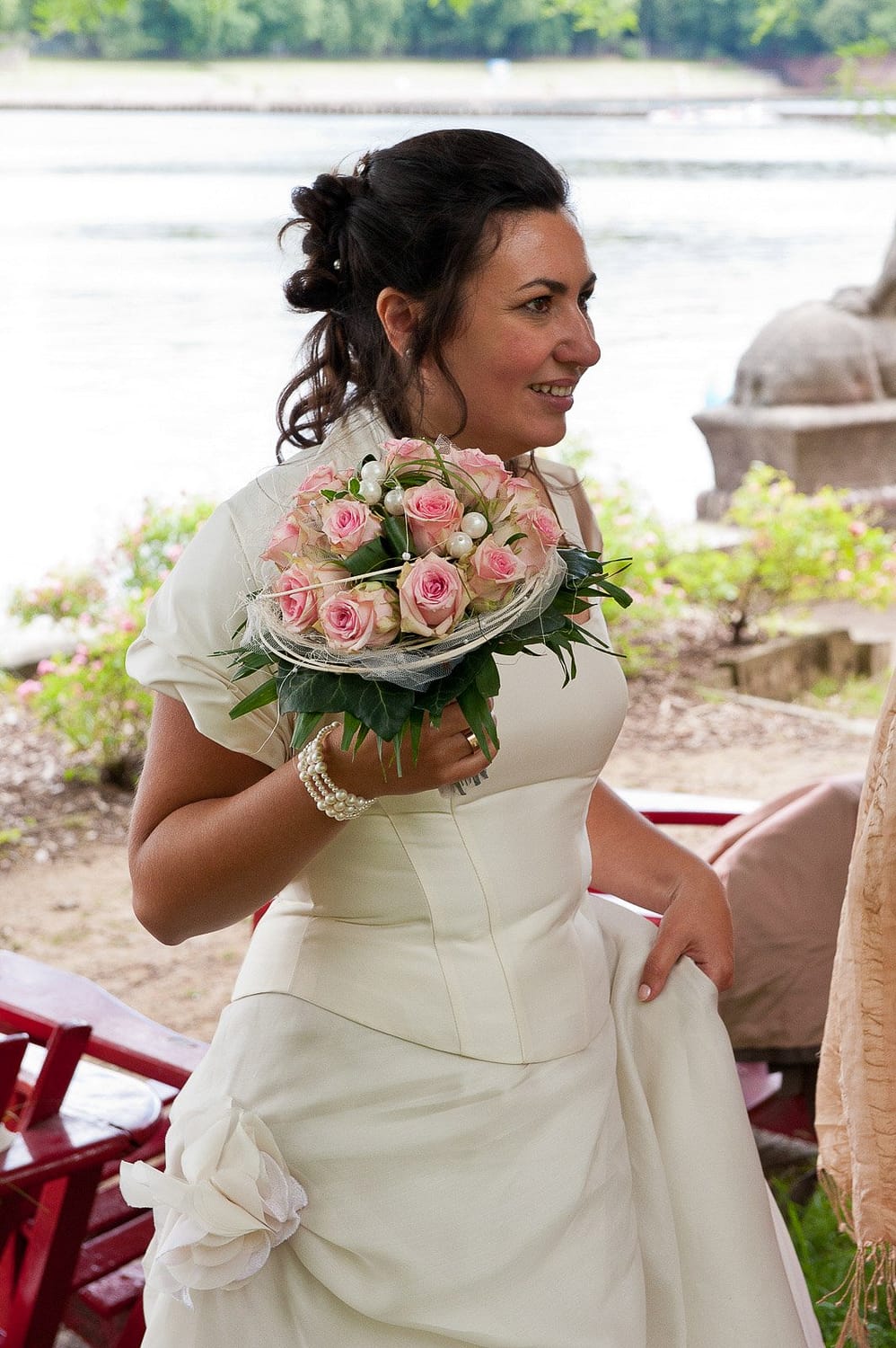 Braut mit Brautstrauß auf der Liebesinsel im Stadtparksee in Hamburg Winterhude bei den Brautpaarfotos beim Hochzeitsfotograf Hamburg