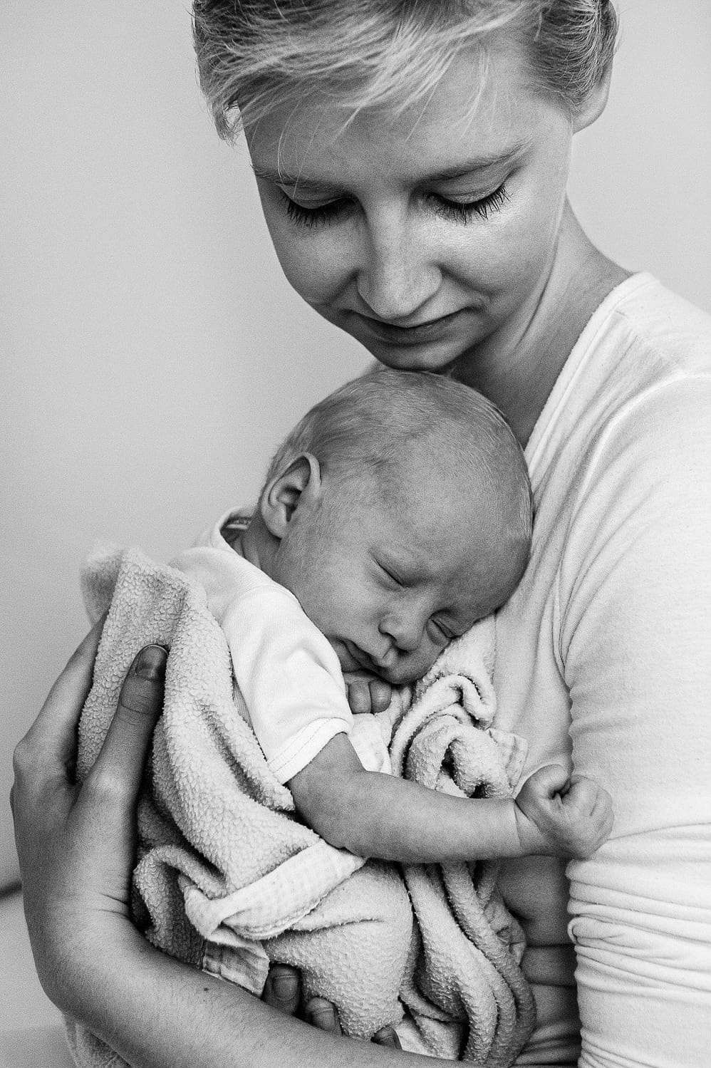 Mama hält Baby im Arm beim Babyfotograf in Hamburg Harburg