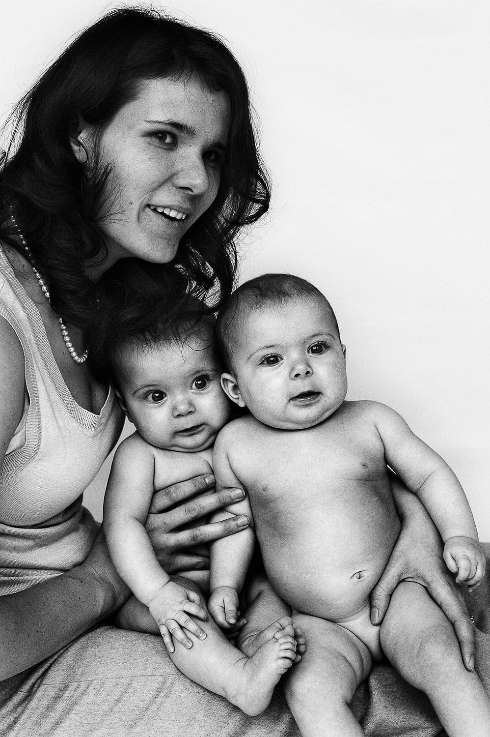 Mama mit ihren Zwillingen auf den Beinen beim Baby Fotoshooting in Hamburg Neustadt