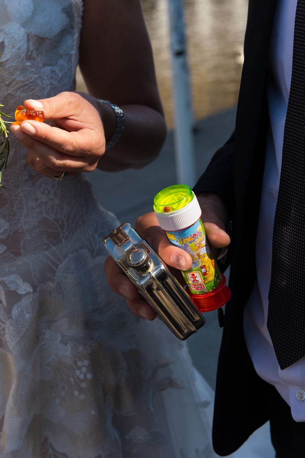 Der Flachmann für den Bräutigam und die Seifenblasen für die Kinder sind wichtige Utensilien auf jeder Hochzeit beim Hochzeitsfotograf Hamburg