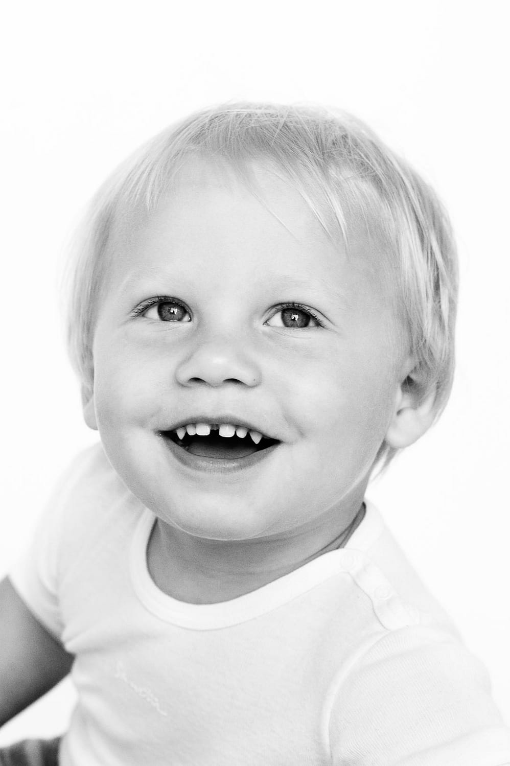 Lachender Junge bei der Kinderfotografie zuhause in Hamburg Altona